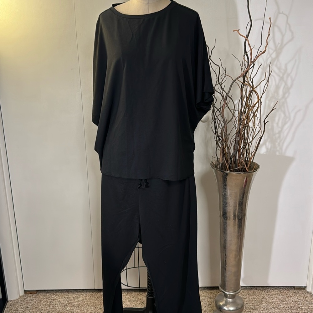 Two-piece lounge set in black - Picture 1 of 7